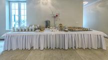 Słodki stół przy sali weselnej